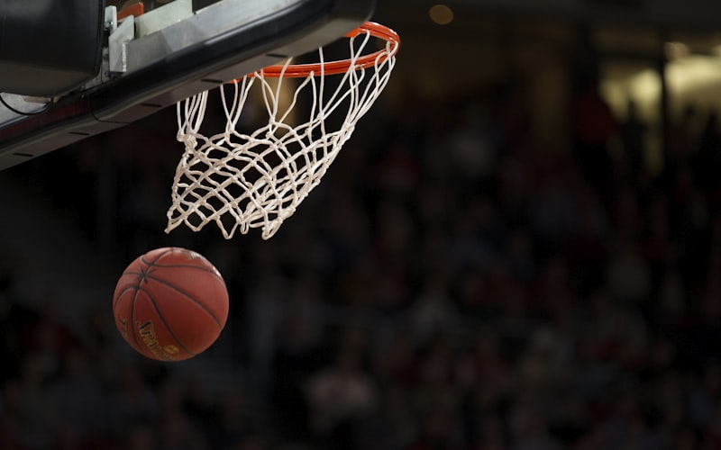NBA 2025-2026赛季篮球比赛激烈对抗瞬间